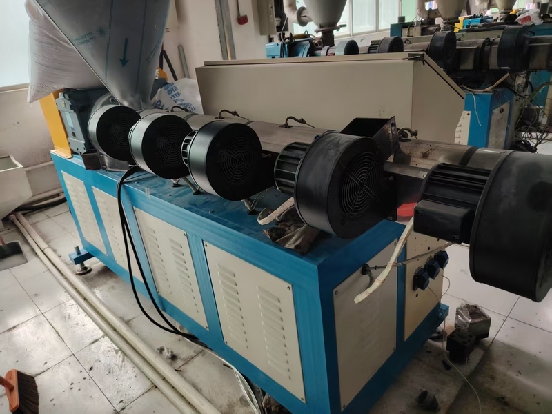 Dongguan Jiepeng Plastic Hardware Products Co., Ltd. manufacturer production line