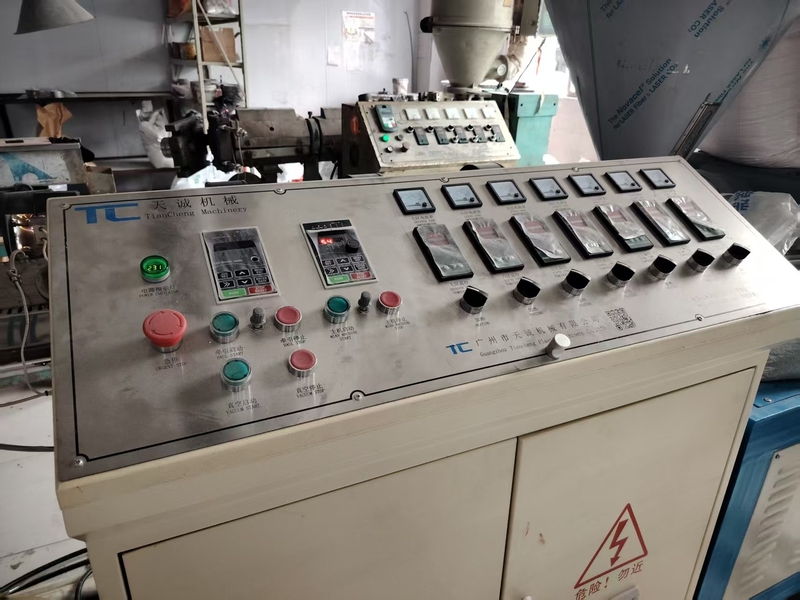 Dongguan Jiepeng Plastic Hardware Products Co., Ltd. manufacturer production line