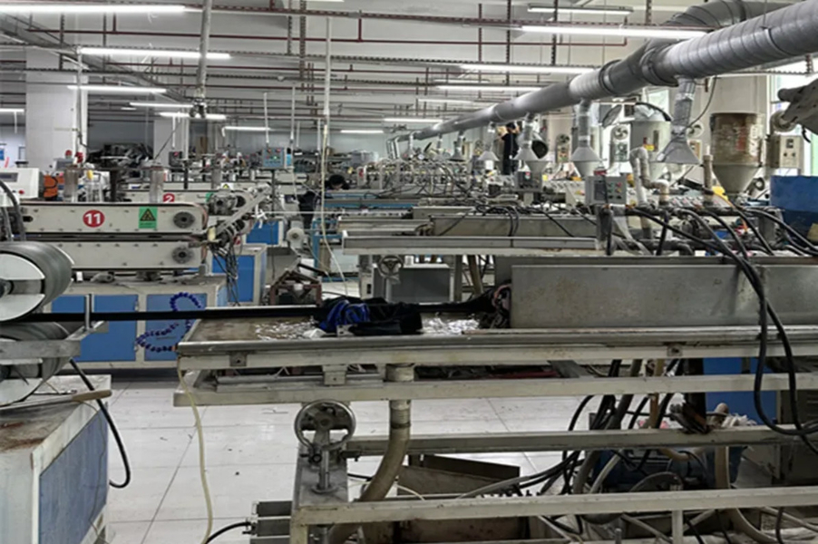 Dongguan Jiepeng Plastic Hardware Products Co., Ltd. manufacturer production line